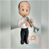 Topo de bolo músico tocando trompete