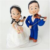 Noivinha Enfermeira e noivo músico com violino